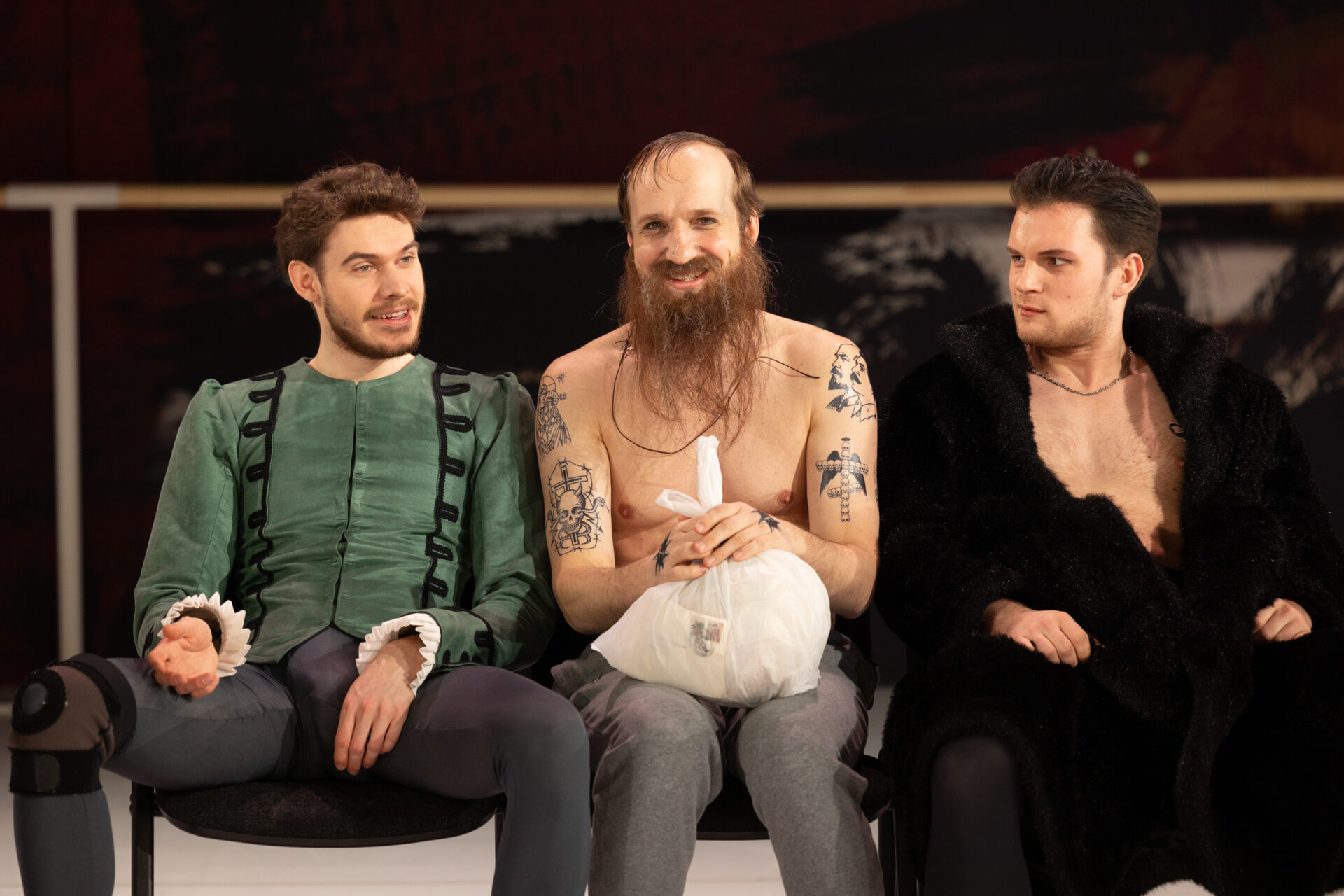 Skats no JRT izrādes "Melnais gulbis" (2024, rež. Alvis Hermanis). Centrā: Dostojevskis/Miškins – Kaspars Znotiņš // Foto – Jānis Deinats
