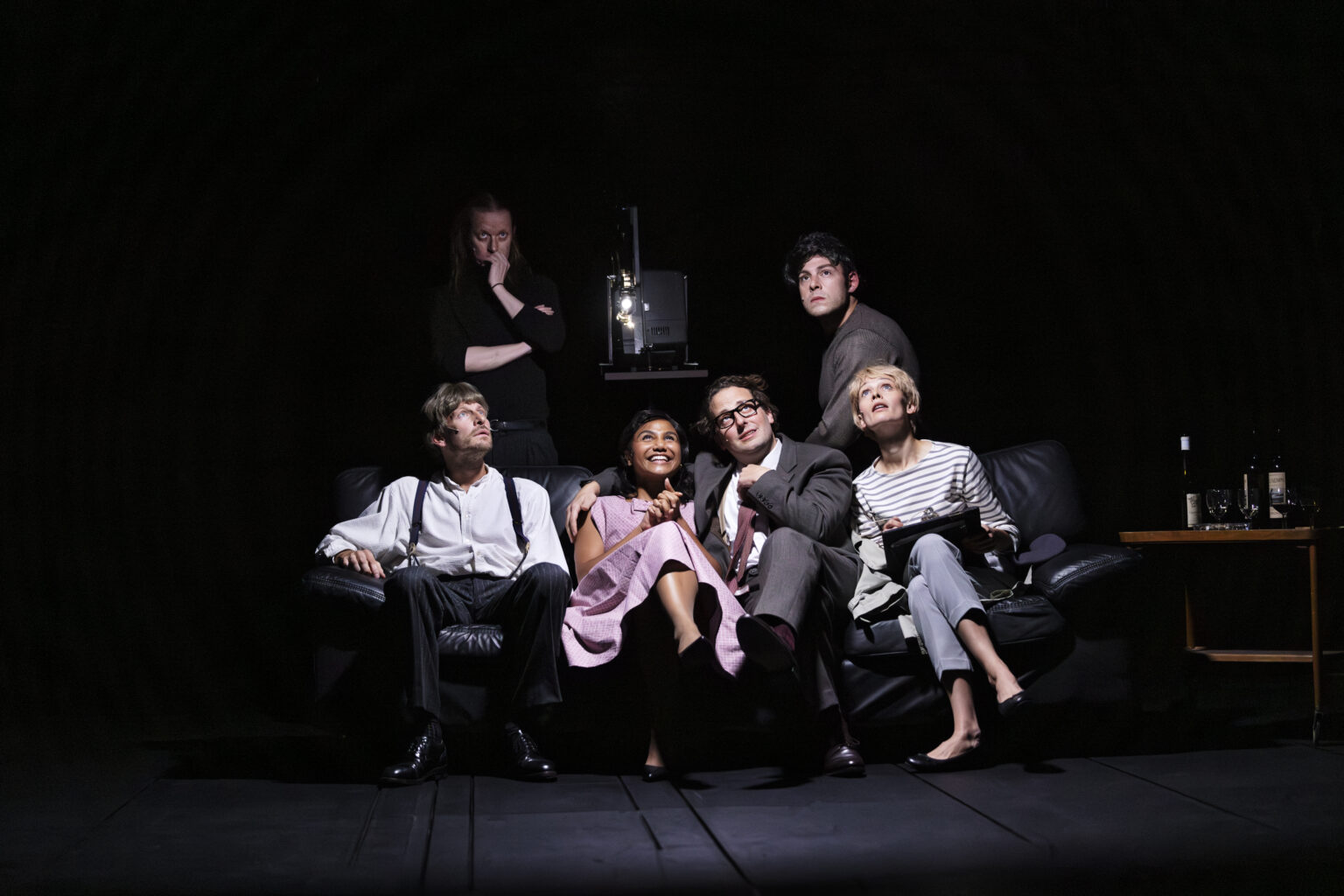 Skats no Berlīnes "Schaubühne" teātra izrādes “Ticība, nauda, karš un mīlestība” (rež. Robērs Lepāžs) // Foto – Gianmarco Bresadola