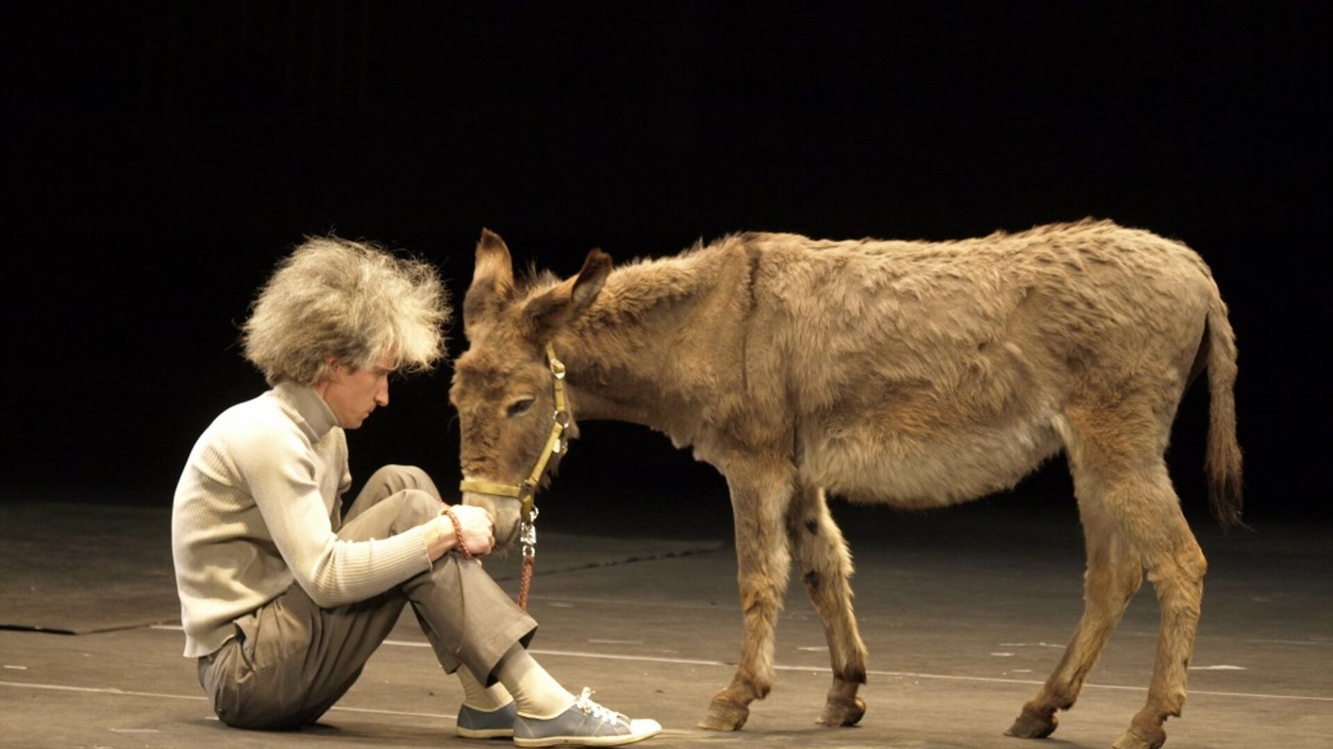 Skats no JRT izrādes "Ziedonis un Visums" (2010, rež. Alvis Hermanis) // Foto – Gints Mālderis