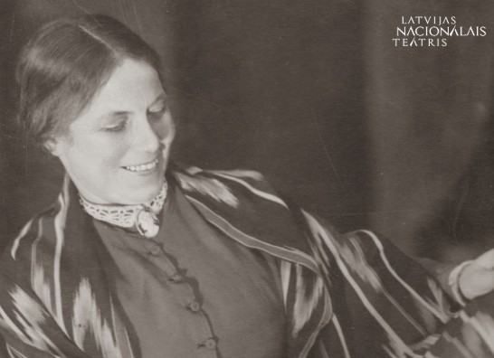 Aktrise Alise Brehmane Anetes lomā izrādē "Priecīgais saimnieks" (1928) // Foto – Latvijas Nacionālā teātra arhīvs