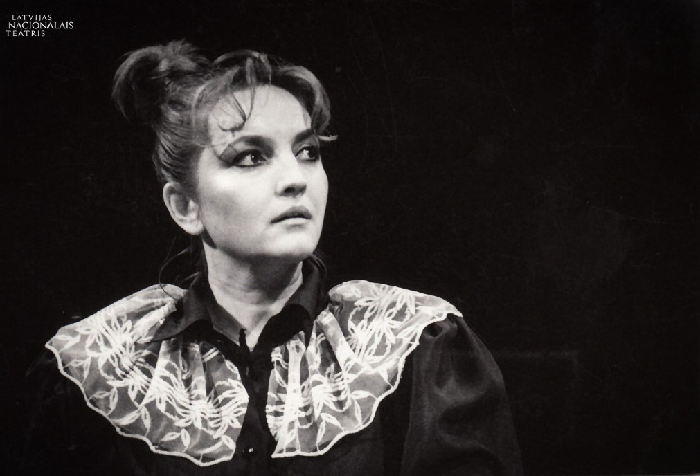 Aktrise Gunta Virkava Mairita Bertoldes lomā izrādē "Bezkaunīgie veči" (1990) // Foto – Jāzeps Danovskis
