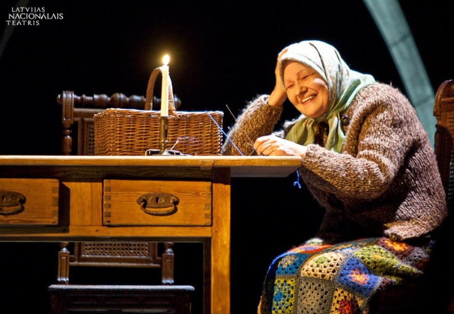 Aktrise Līga Liepiņa omes lomā izrādē "Lācis" (2009) // Foto – Latvijas Nacionālā teātra arhīvs
