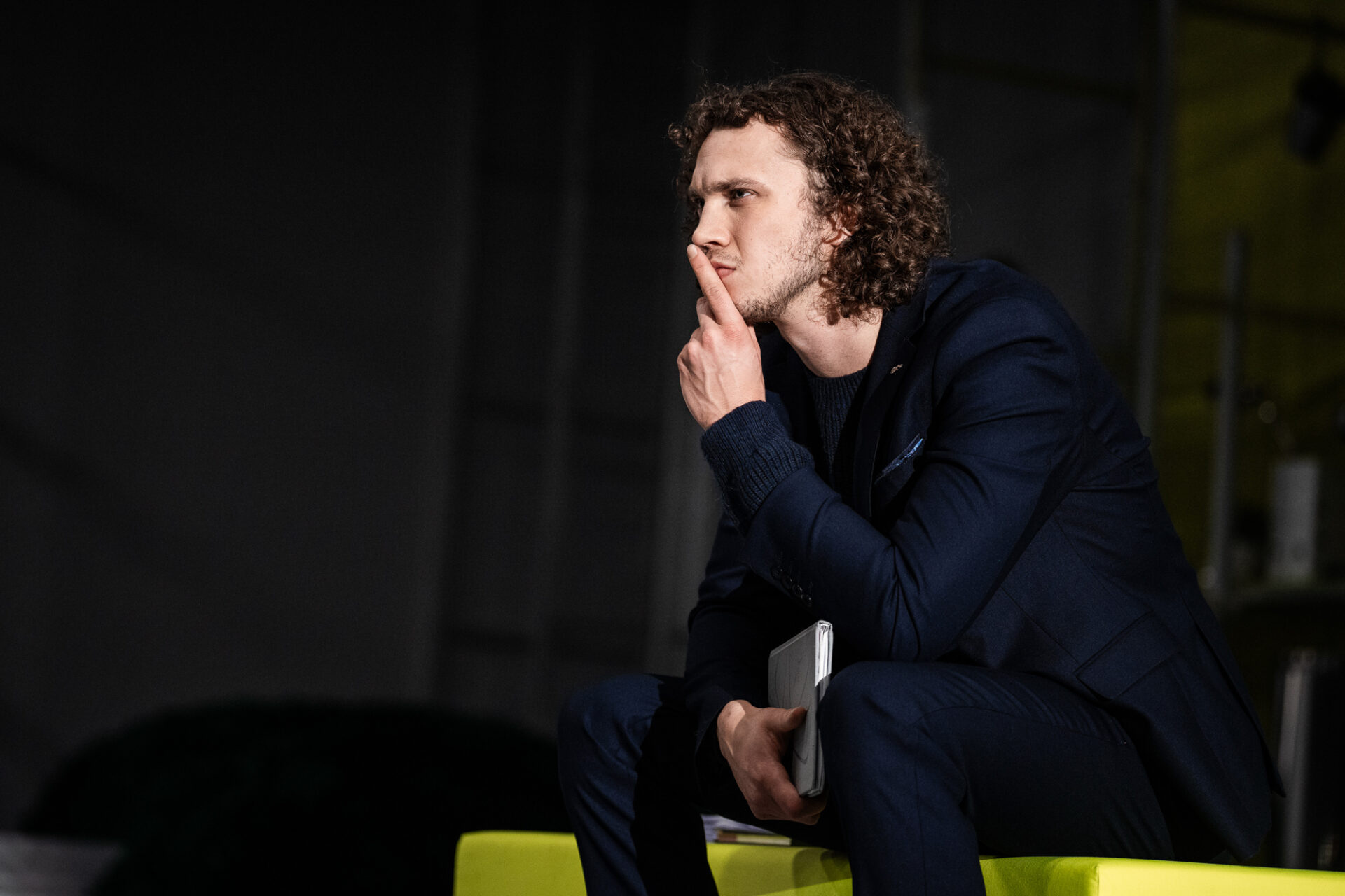 Aktieris Kārlis Arnolds Avots izrādē "Wintera stāsts" (2024) // Foto – Mārcis Baltskars